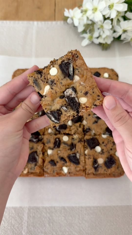 Soft & Chewy Oreo Blondies