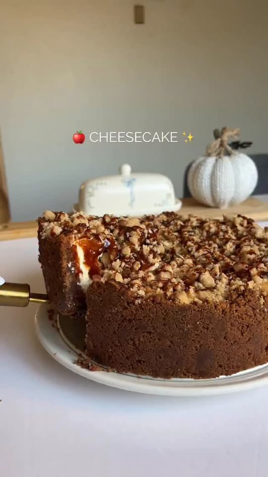 Apple Crumble Cheesecake mit gesalzenem Karamell