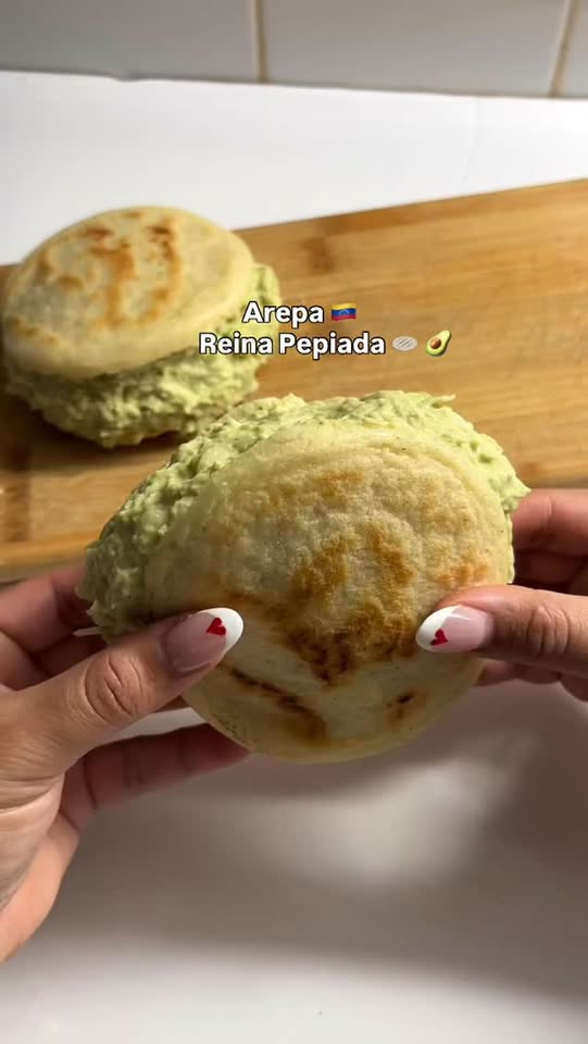 Arepa Reina Pepiada (Venezolanische Hähnchen-Avocado-Arepa)