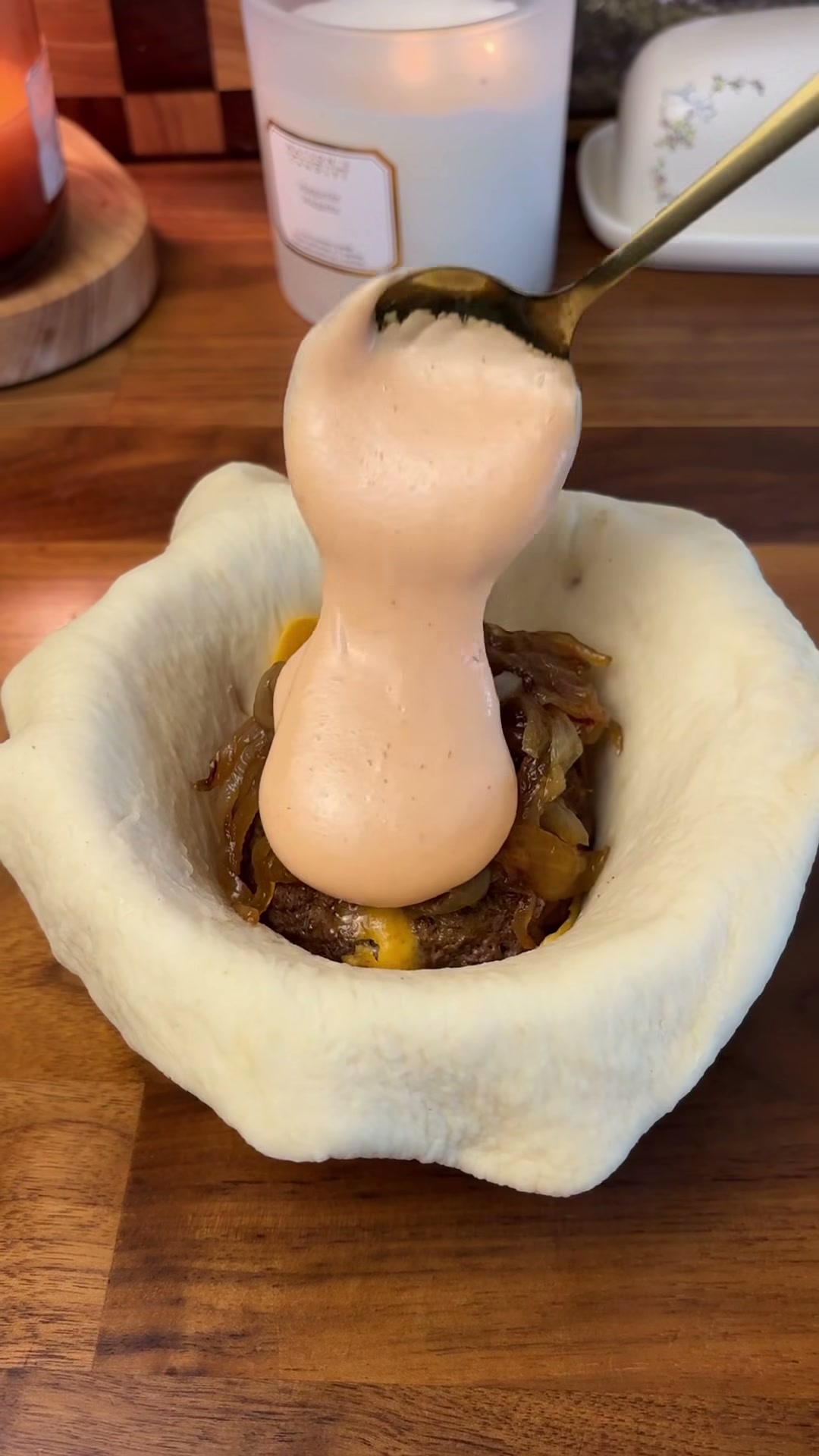 Gefüllte Burger-Buns mit Käse-Patty aus dem Ofen