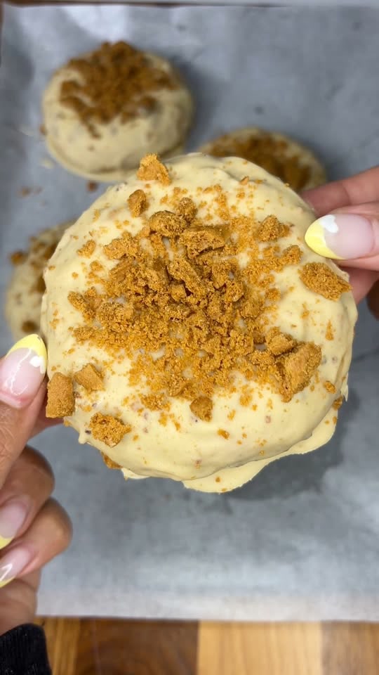 Riesige Biscoff-Cookies mit Cookie-Butter-Kern und weißer Schokolade