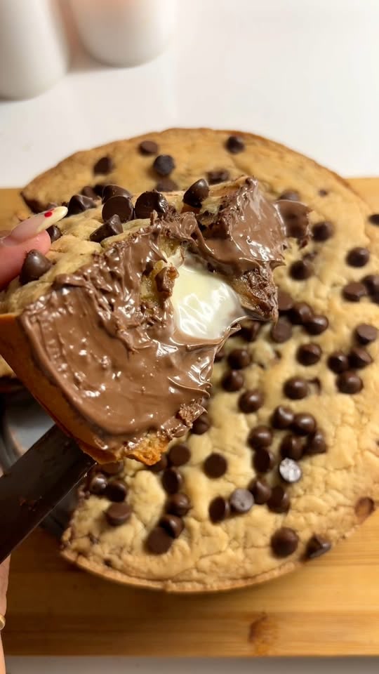 Riesen-Cookie-Kuchen gefüllt mit Nutella, M&M's und Kinderschokolade