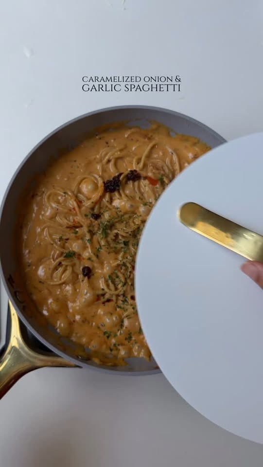 Caramelized onion garlic spaghetti