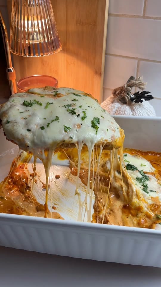 Knuspriges Chicken Parmesan mit Vodka-Sauce-Spaghetti
