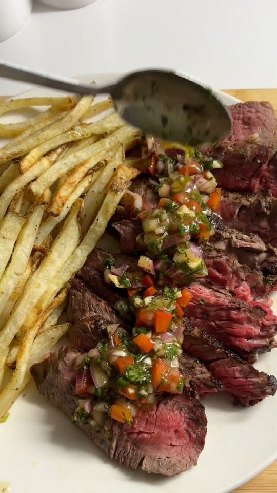 Chimichurri-Steak mit knusprigen Pommes