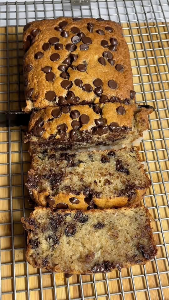 Klassisches Bananenbrot mit Schokostückchen