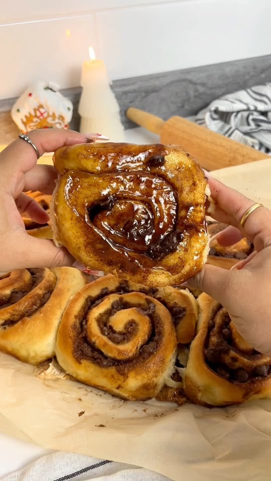 Zimtschnecken mit Schokostückchen und Frischkäse-Glasur