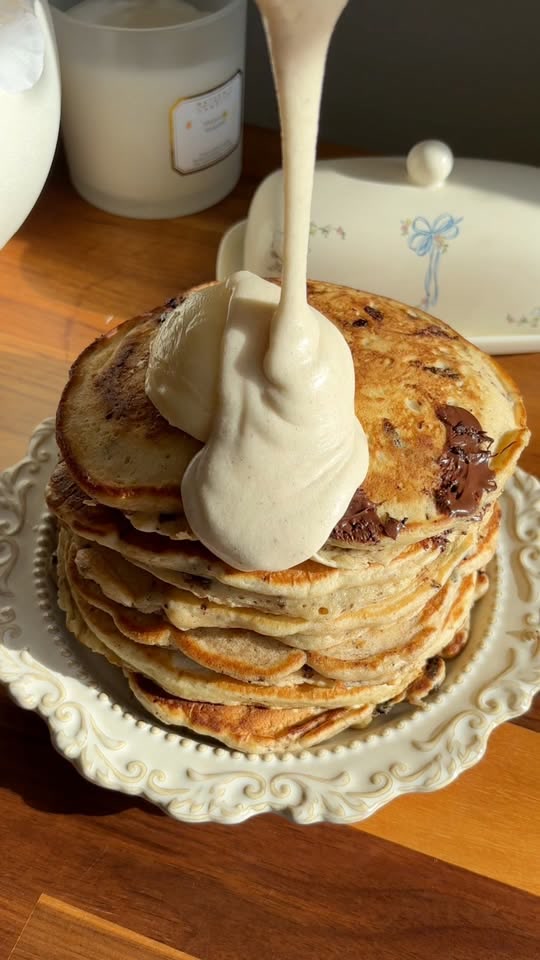 Schoko-Chip-Pancakes mit Vanille-Wolkenglasur