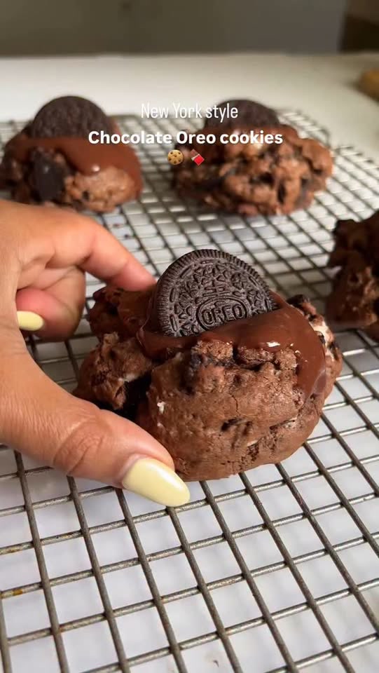 Riesige Schoko-Oreo-NY-Cookies mit Ganache-Kern