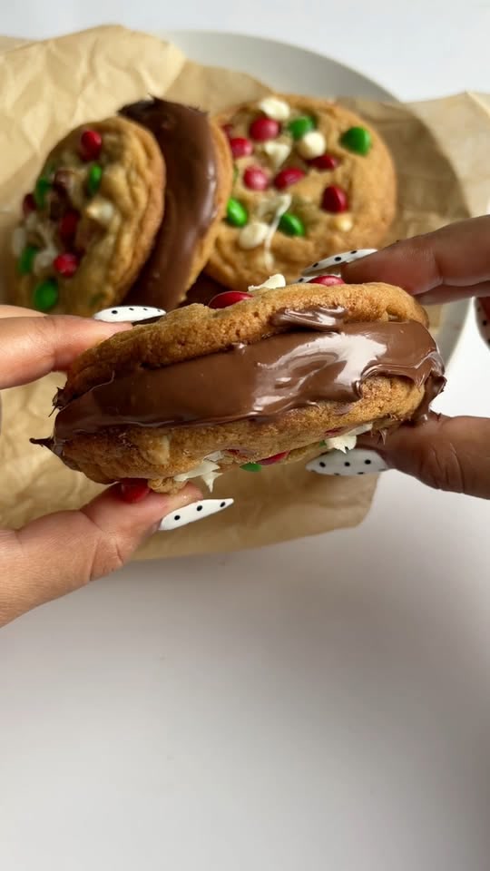 Weihnachtliche M&M's-Cookies mit Nutella-Füllung