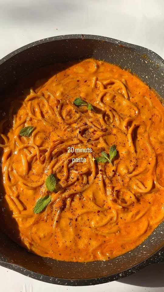 20-minute creamy paprika spaghetti