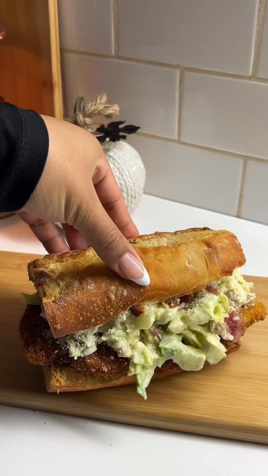 Knuspriges Chicken Caesar Sandwich mit Bacon