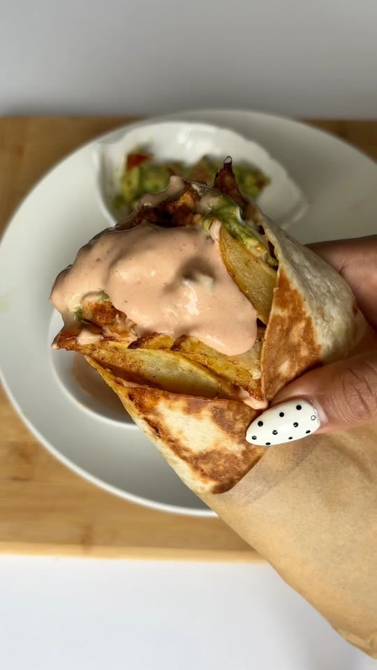 Knuspriger Hähnchen-Burrito mit Guacamole-Pico