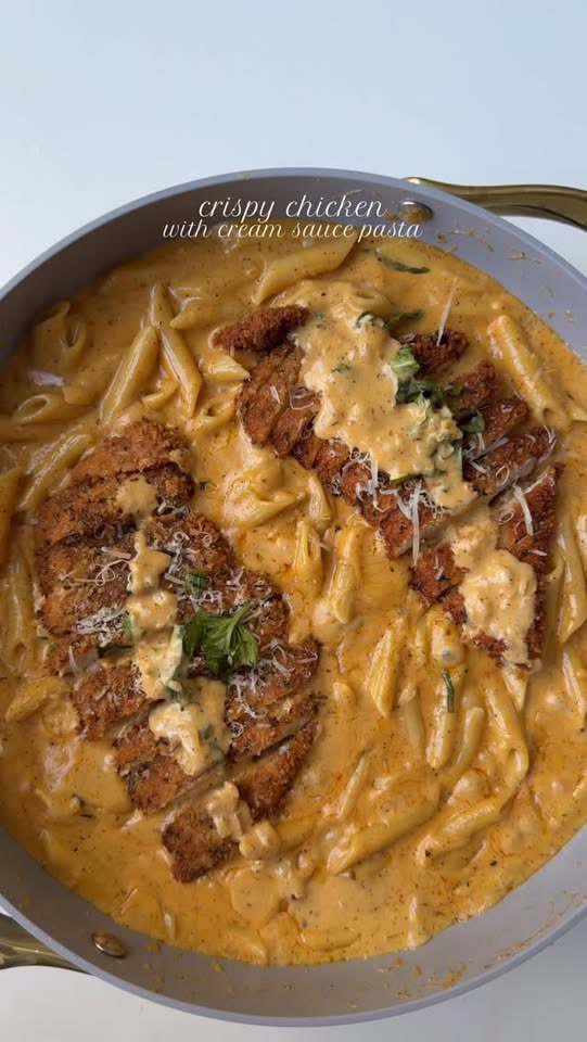 Crispy chicken with cream sauce pasta