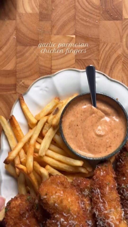 Crispy Garlic Parmesan Chicken Strips with Creamy Chili Sauce