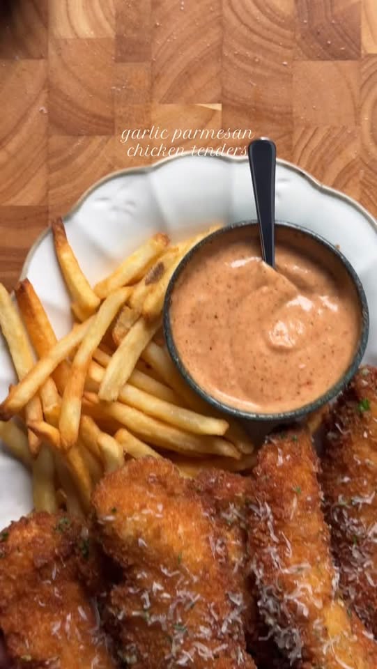Crispy Garlic Parmesan Chicken Strips with Creamy Chili Sauce