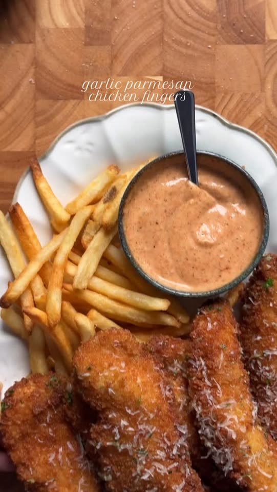 Crispy Garlic Parmesan Chicken Strips with Creamy Chili Sauce