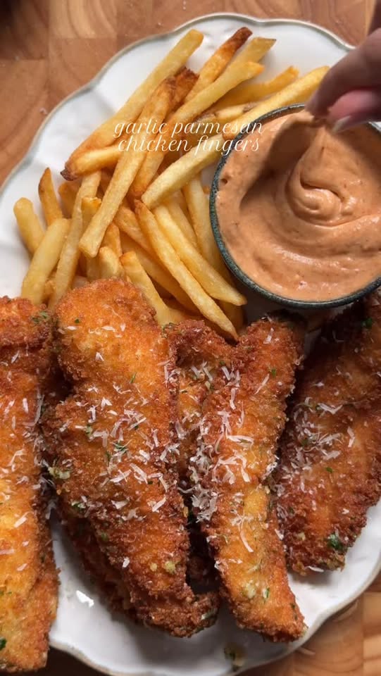Crispy Garlic Parmesan Chicken Strips with Creamy Chili Sauce
