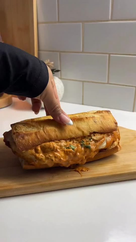 Knuspriges Hähnchen-Sandwich mit Wodka-Sauce