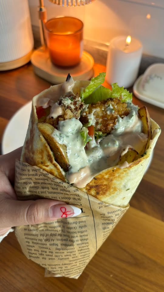 Knuspriger Chicken Shawarma Wrap mit Tahini-Sauce