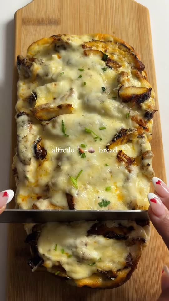 Knoblauchbrot mit Hähnchen-Alfredo