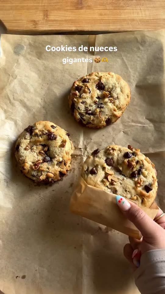 Riesige Walnuss-Cookies mit Schokolade