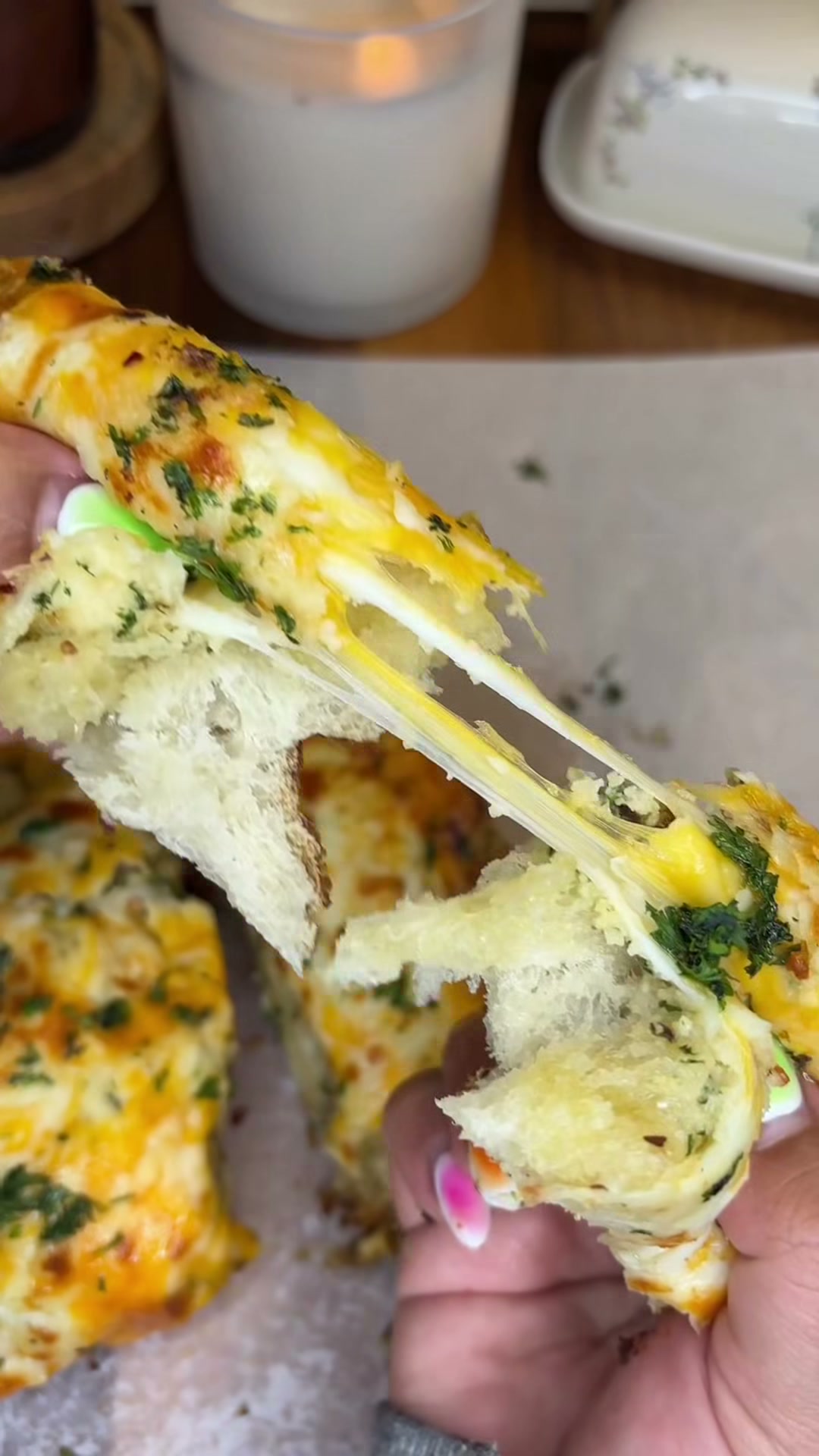 Ofenknoblauch-Käsebrot mit scharfem Honig