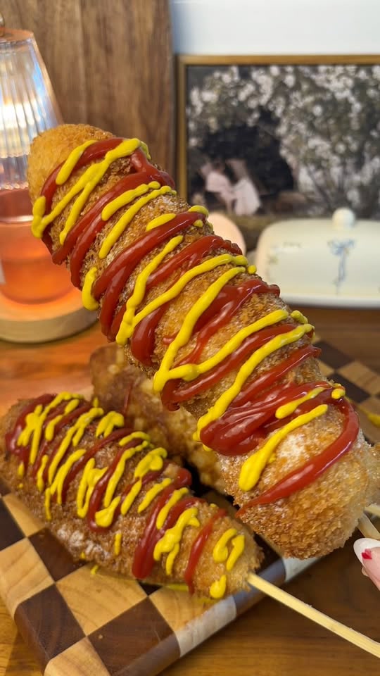Koreanische Corn Dogs mit knusprigen Kartoffelwürfeln