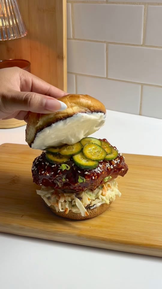 Koreanischer Fried-Chicken-Burger mit Gochujang-Glasur