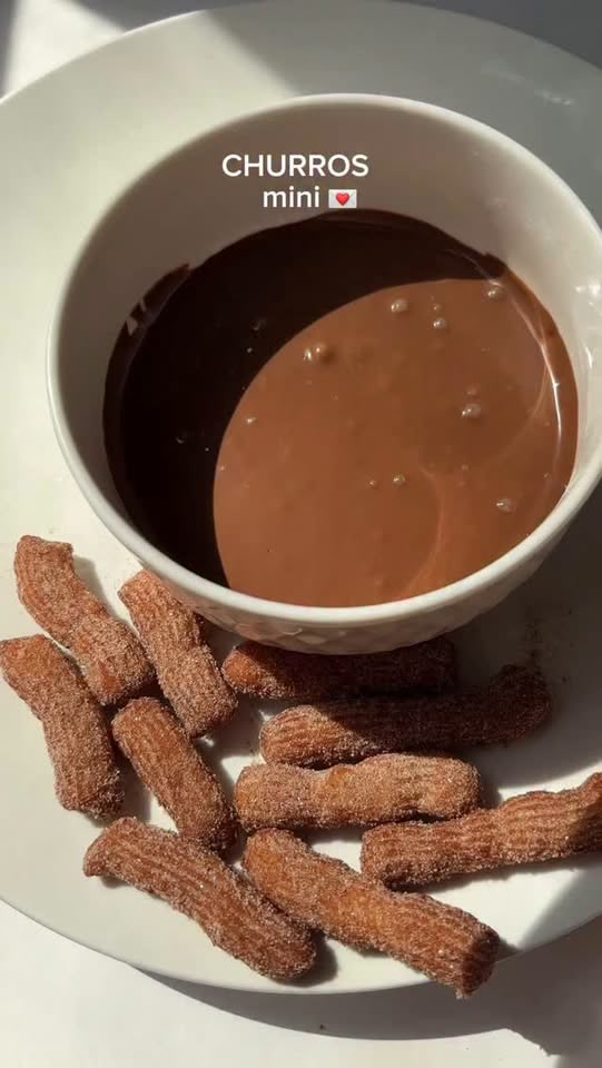 Knusprige Mini-Churros mit Zimtzucker