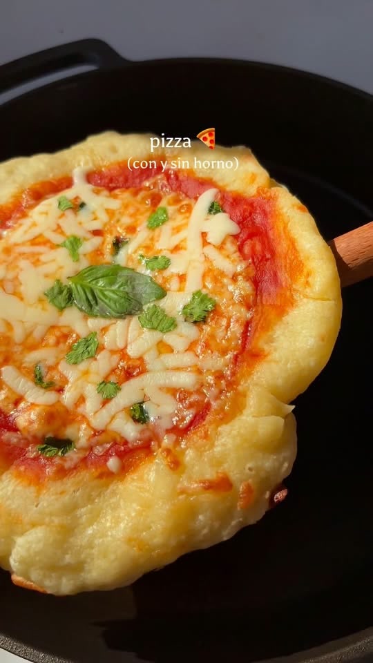 Pizza Margherita aus der Pfanne (ohne Backofen)
