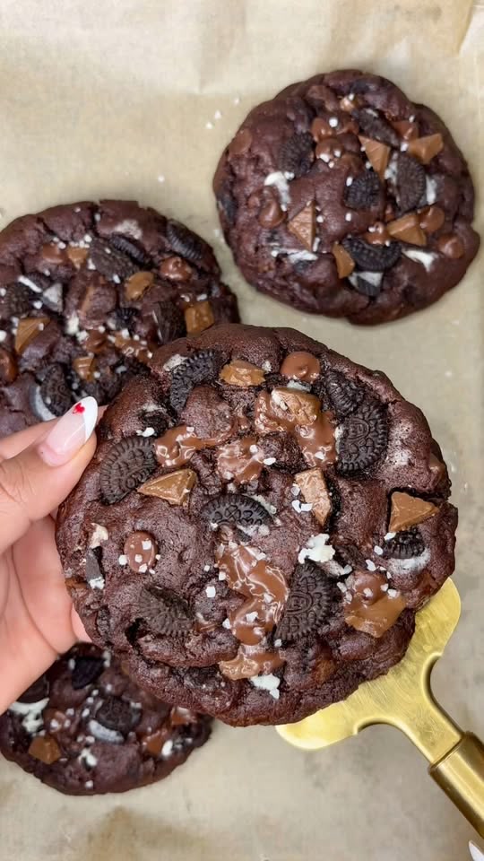 Dreifach-Schoko-Oreo-Cookies mit Nutella-Kern