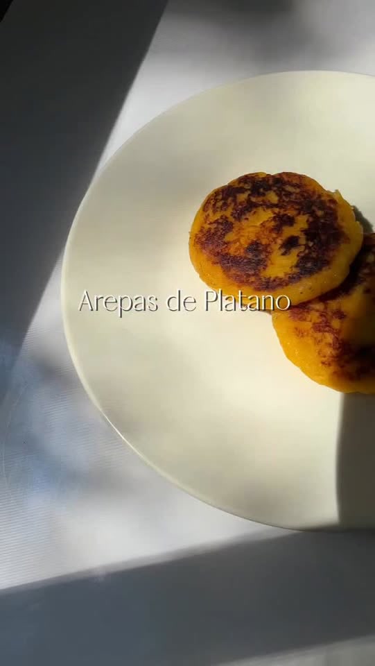 Süße Kochbananen-Arepas mit Käsefüllung