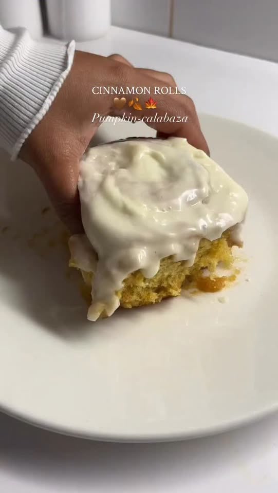 Kürbis-Zimtschnecken mit Frischkäse-Glasur
