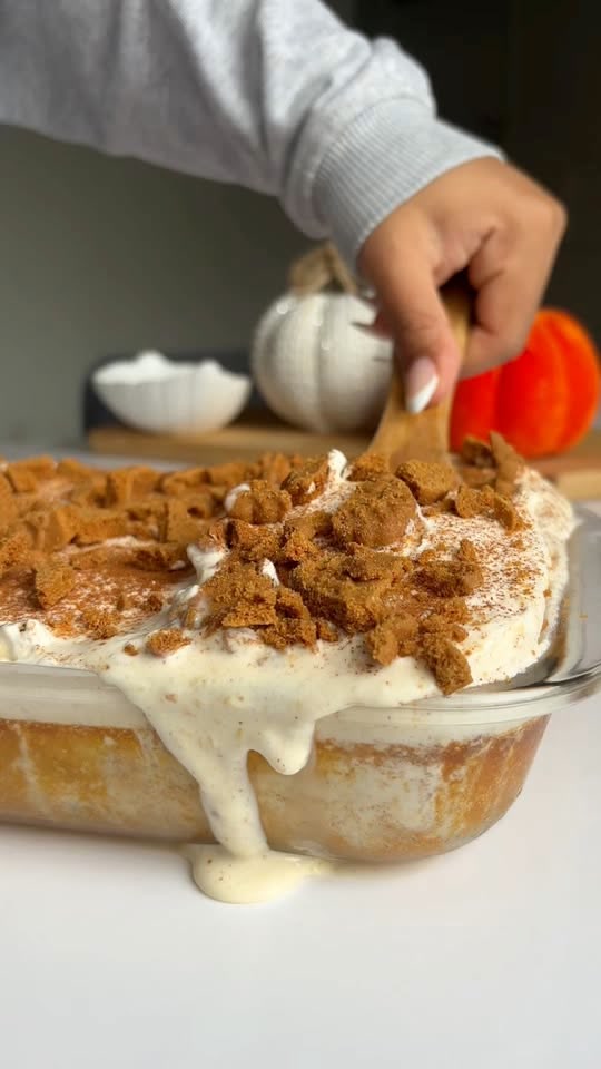 Kürbis-Tres-Leches-Kuchen mit Lotus-Keksen