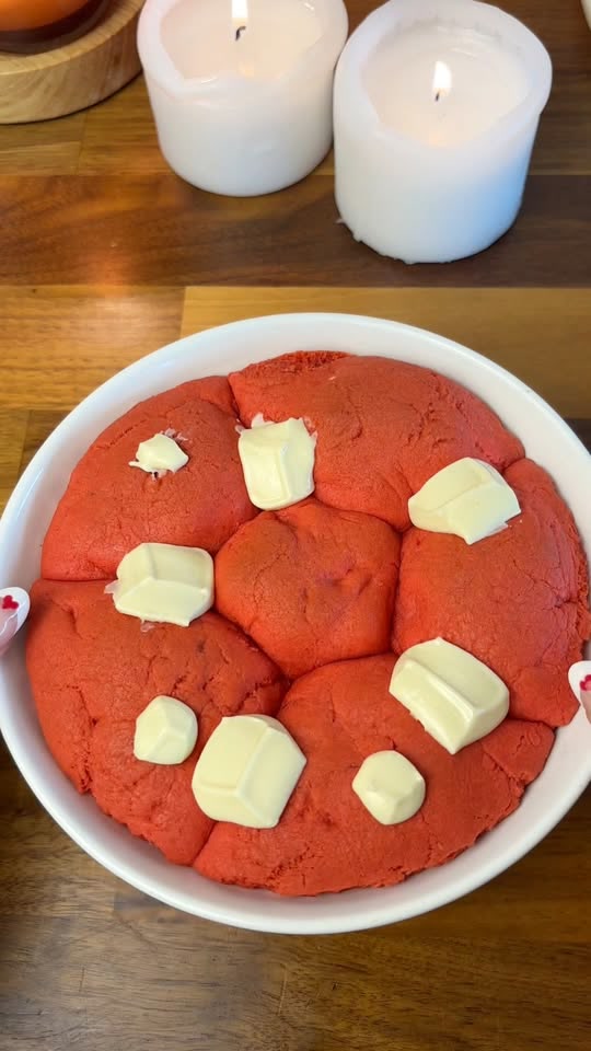 Red Velvet Cookie Pie mit weißer Schokoladenfüllung