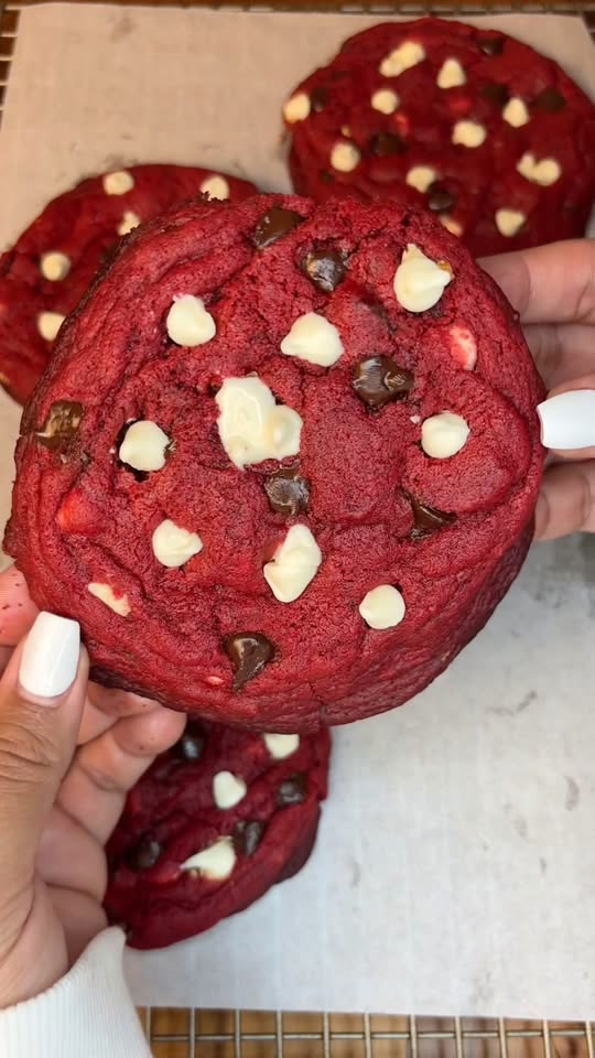 Red Velvet Cookies mit Frischkäse-Füllung
