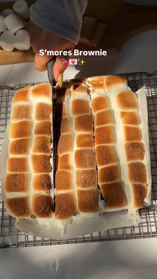 S'mores-Brownies mit gerösteten Marshmallows