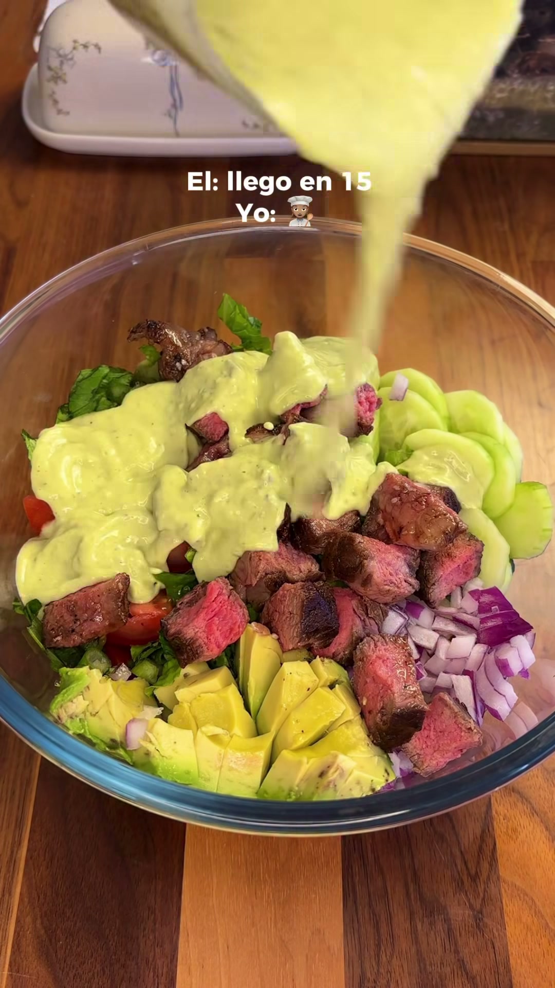 Steak salad with garlic dressing