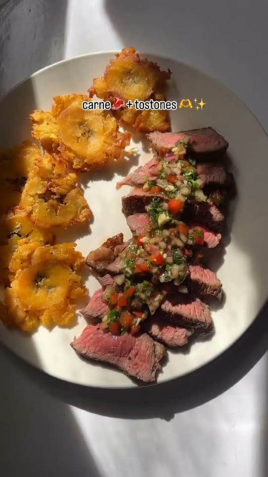 Butter-Steak mit Tostones und Chimichurri