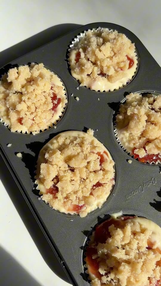 Erdbeer-Streusel-Cupcakes mit Erdbeerglasur