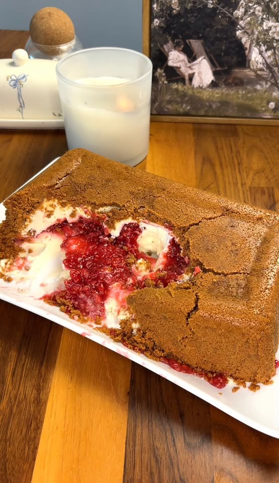 Gestürzter Cheesecake mit weißer Schokolade und Himbeeren
